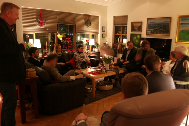 Ok, back to the beginning.  Here's the living room, filling up with people.
